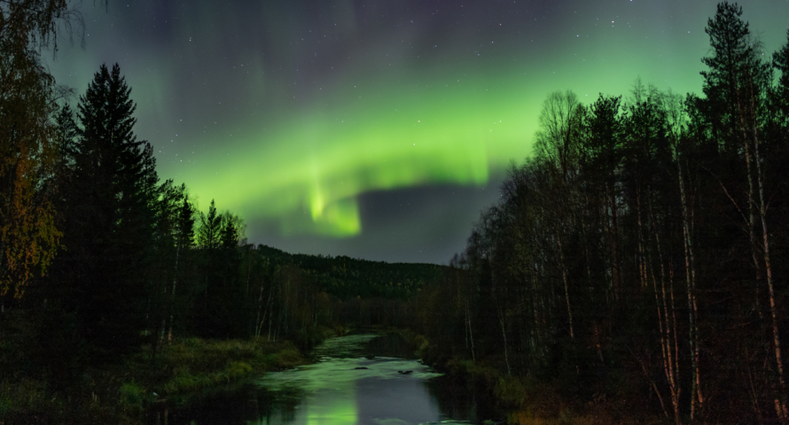 Aurora over Bodträskå Stream