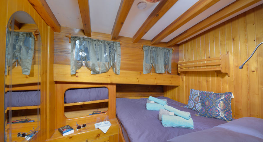 11. La Reine Double bed cabin