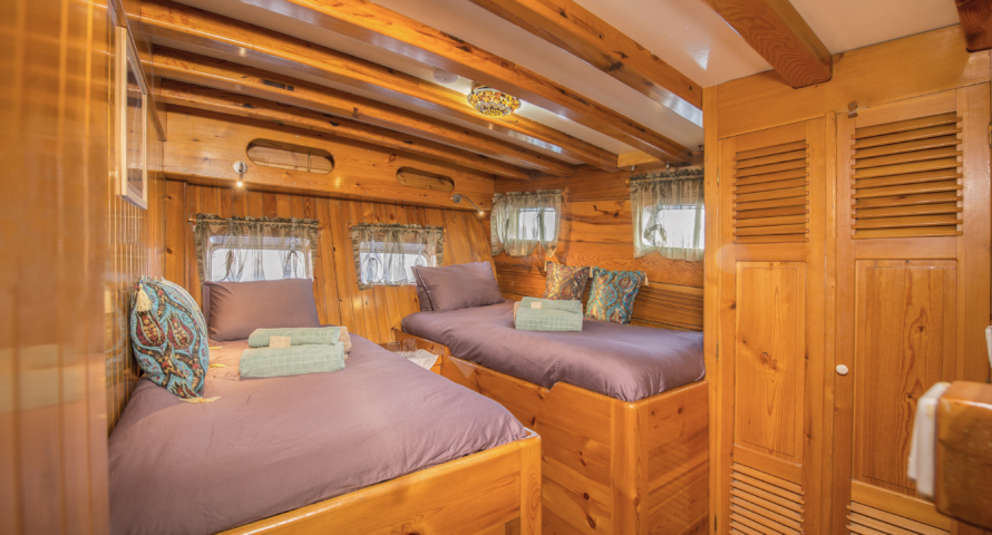 12. La Reine Twin bed cabin