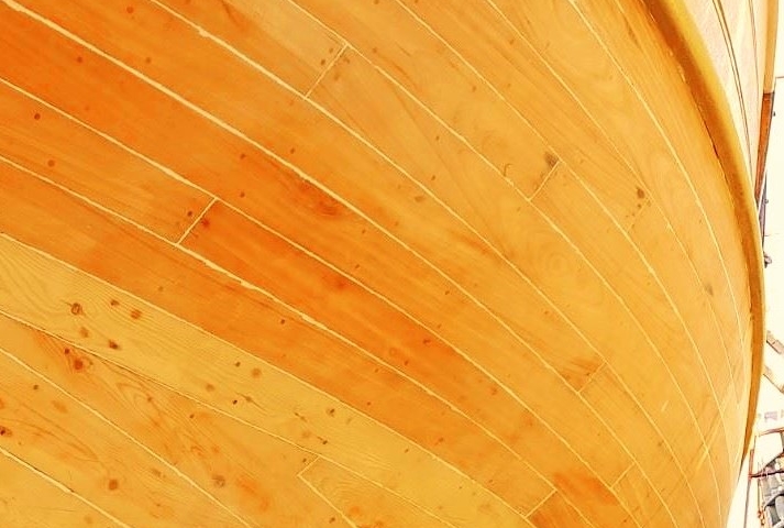 4. La Reine hull of wood