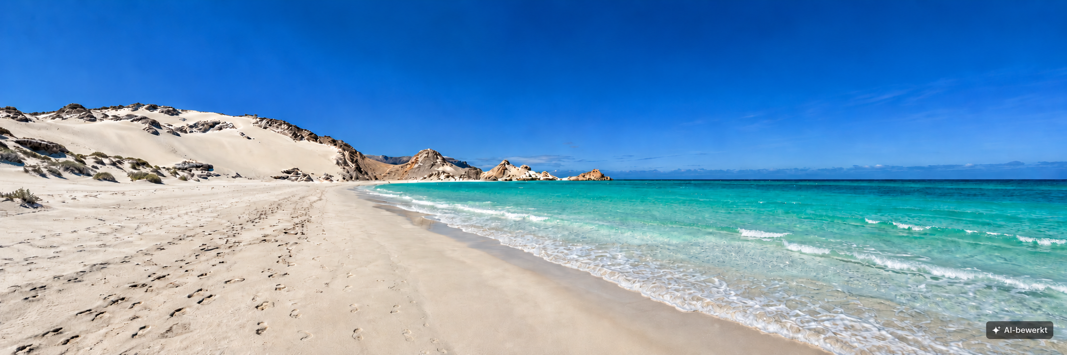 Panoramisch strand met subtiele AI-badge